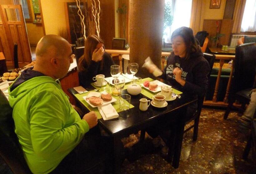 هتل Hostal La Placeta