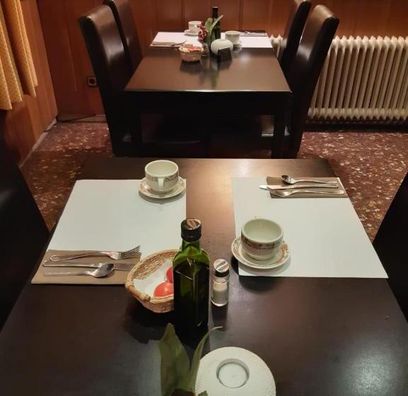 هتل Hostal La Placeta