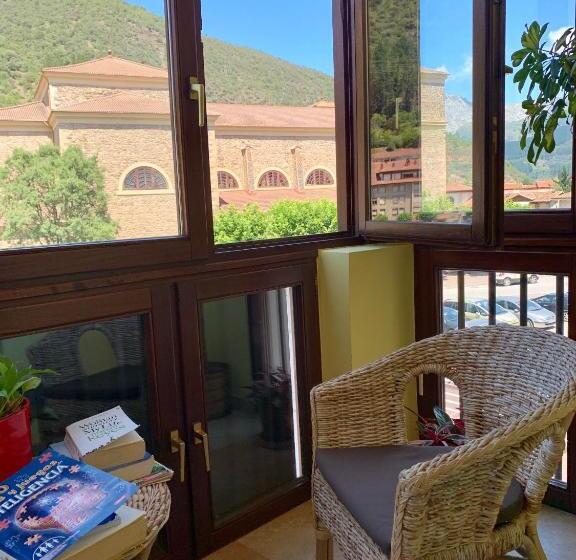 فندق Hostal La Serna