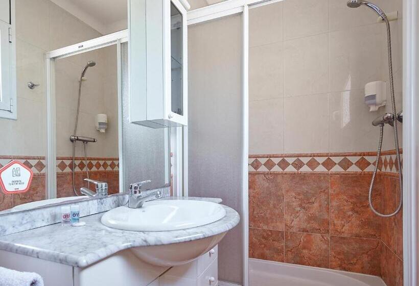 هتل Hostal Mas Ferrer