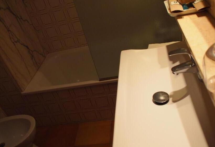 هتل Hostal Miryam
