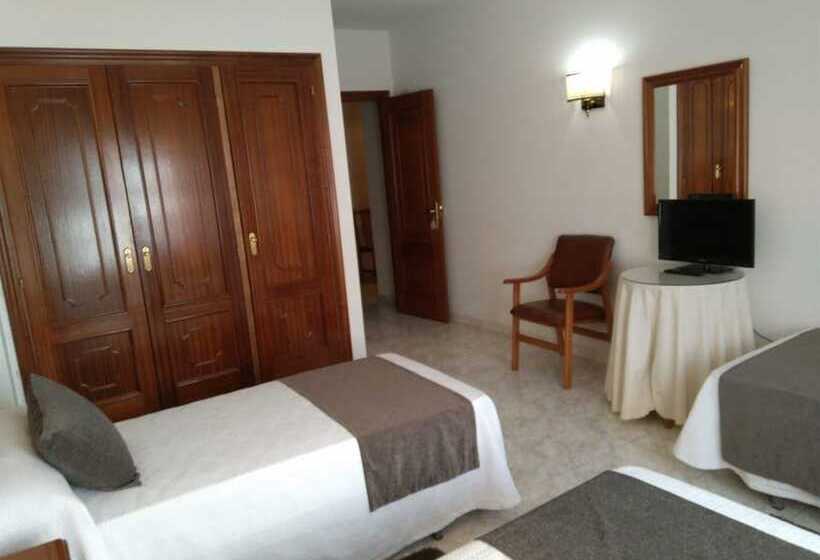 هتل Hostal Mourelos