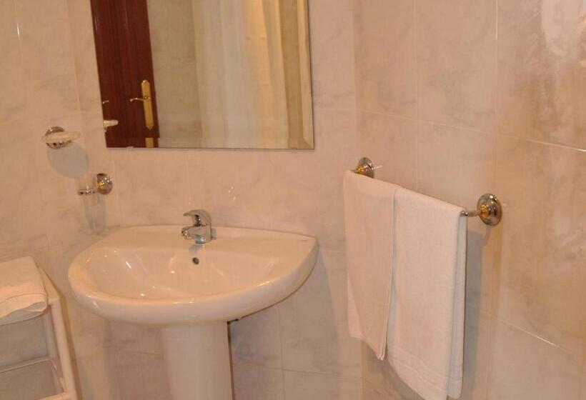 هتل Hostal Mourelos