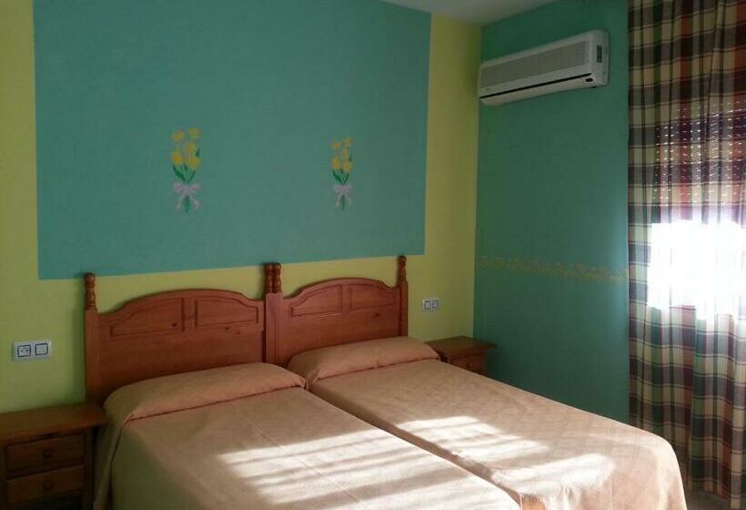 فندق Hostal Vadillo