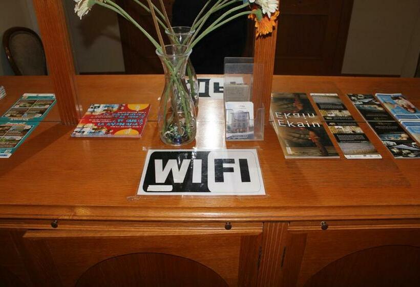 هتل Pensión Lagunak