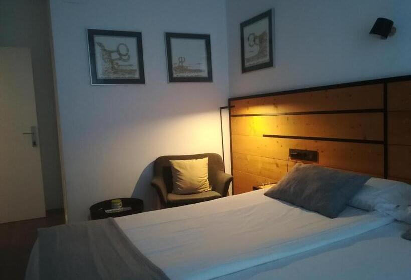 هتل Pension La Perla