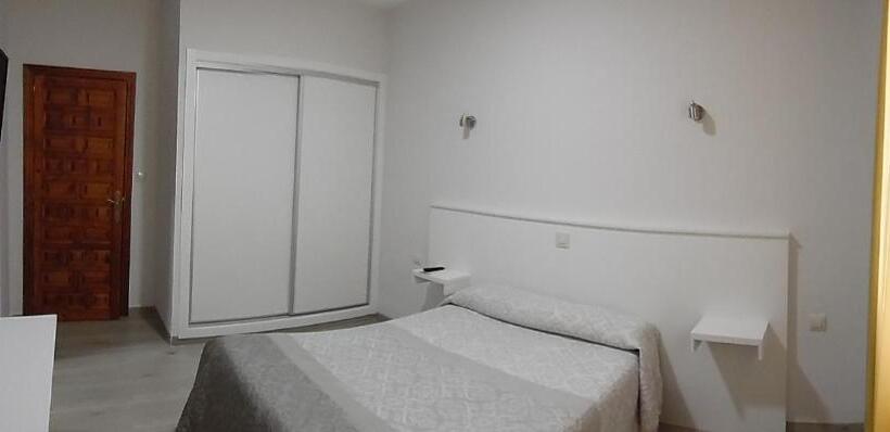 هتل Hostal Arias