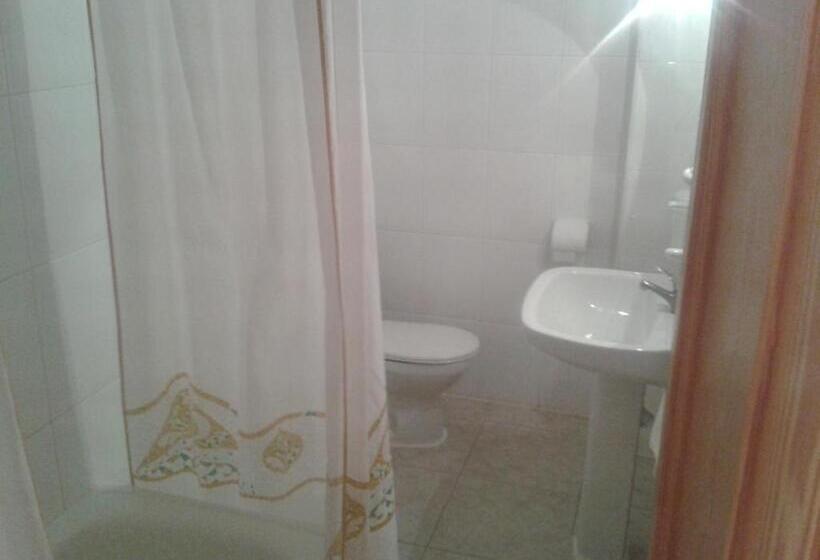 هتل Hostal Restaurante Los Bronces