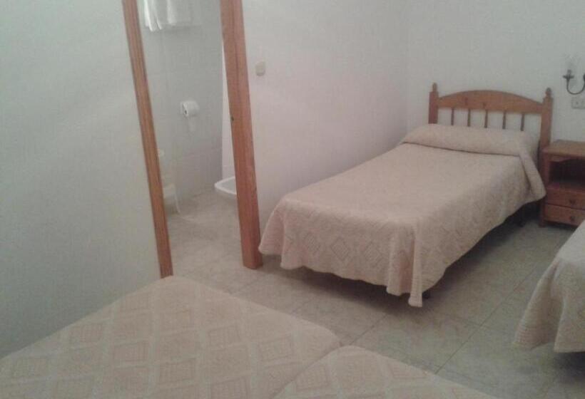 هتل Hostal Restaurante Los Bronces
