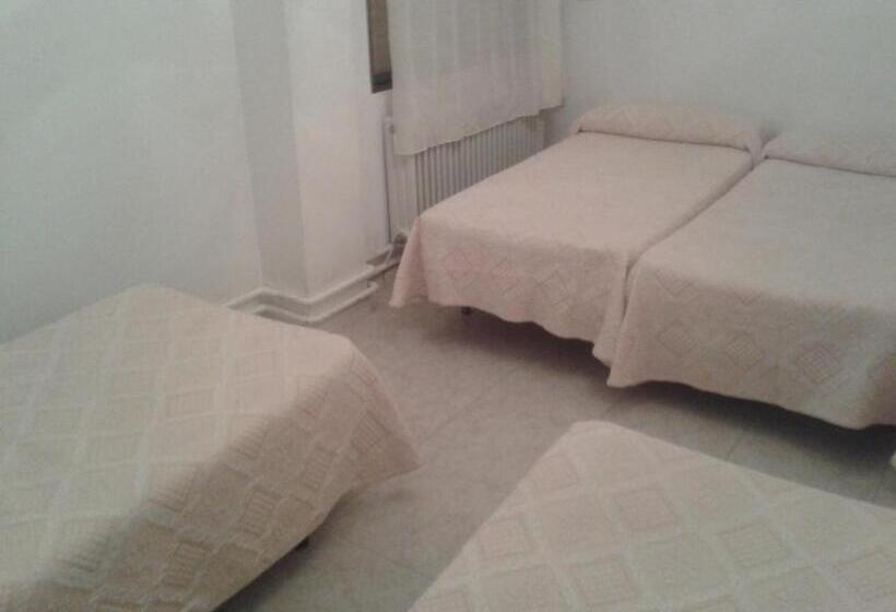 هتل Hostal Restaurante Los Bronces