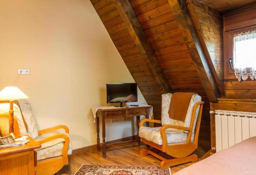 هتل Hostal Aiguamog