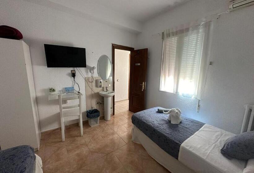 هتل Hostal Arrate
