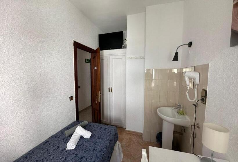 هتل Hostal Arrate
