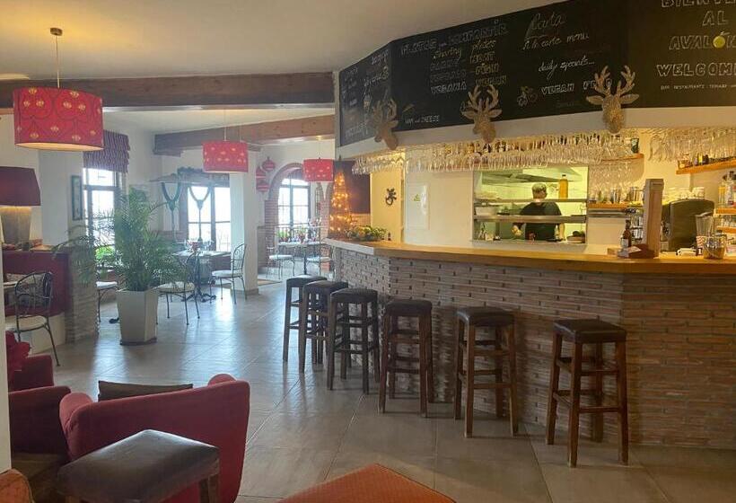 فندق Hostal Avalon