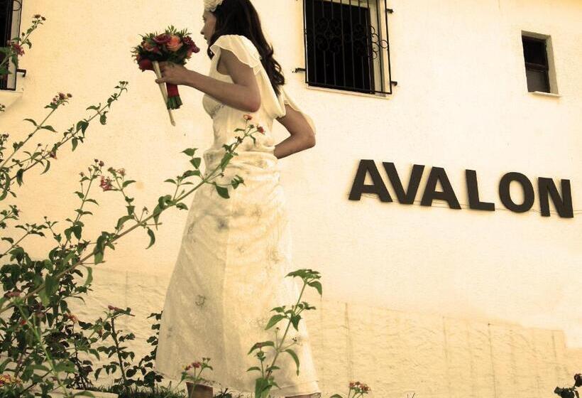 فندق Hostal Avalon