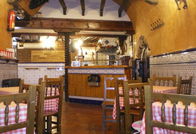 هتل Hostal Chinchon