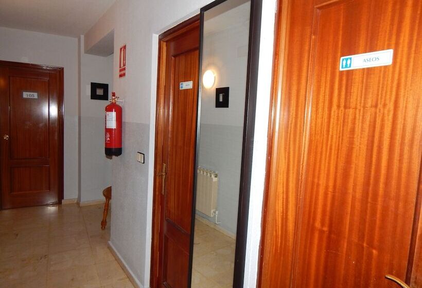 هتل Hostal El Peine