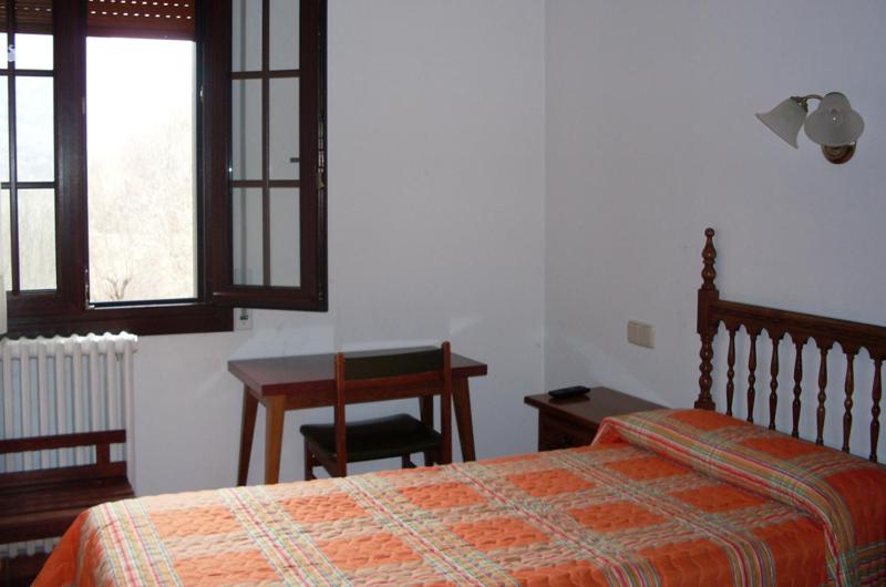 هتل Hostal Fondevila