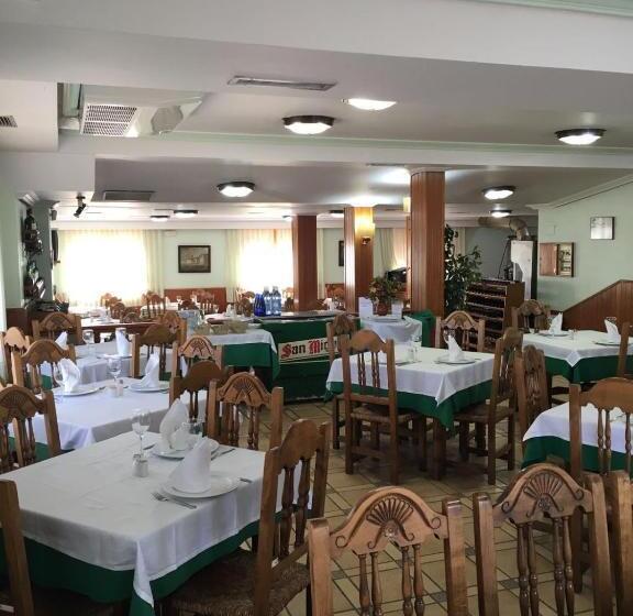 Отель Hostal Los Chopos