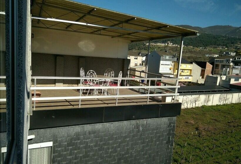 هتل Hostal Mayo