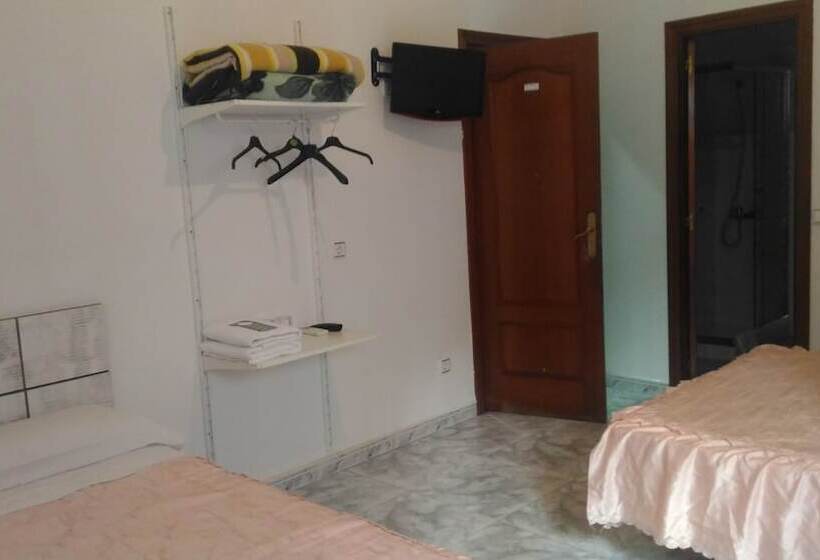هتل Hostal Palacios Fuencarral