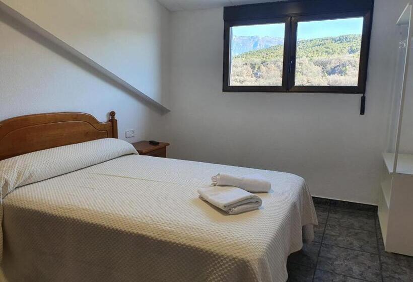 هتل Hostal Apolo Xi
