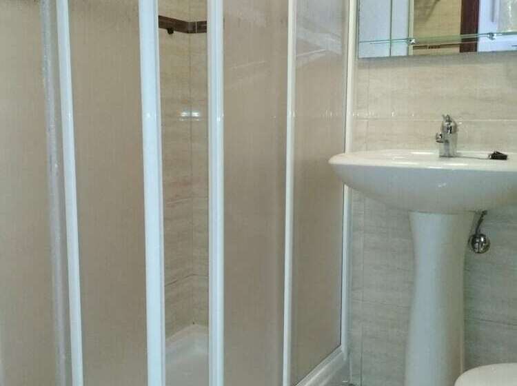 هتل Hostal Cruce