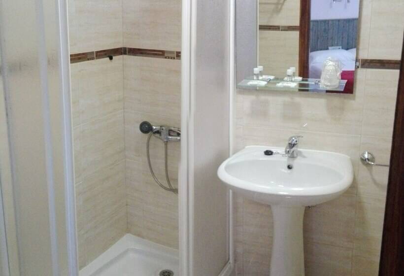 هتل Hostal Cruce