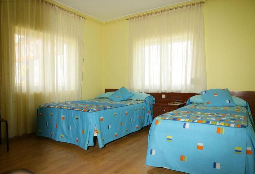 هتل Hostal Residencia Delfin