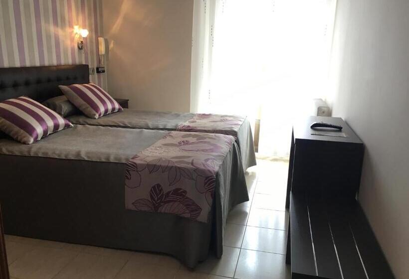 Отель Hostal Sainz
