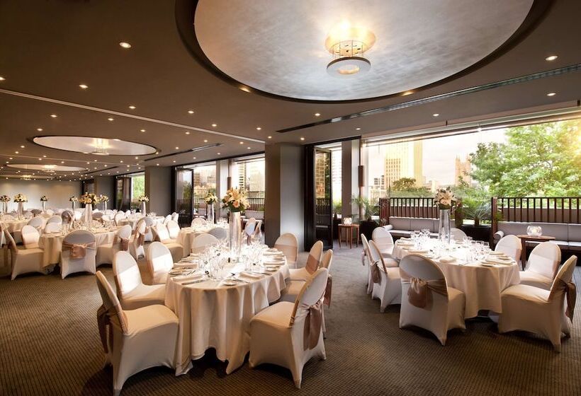 هتل Hilton Adelaide