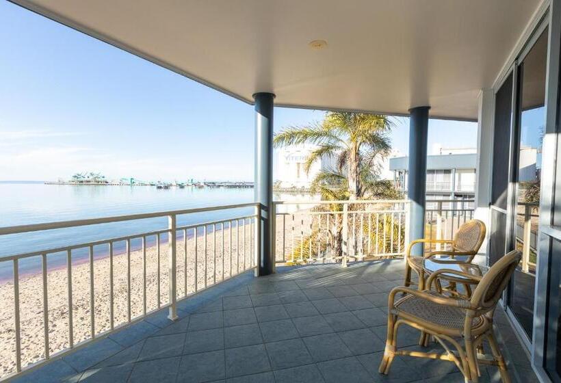 Hilton Beachfront Motel