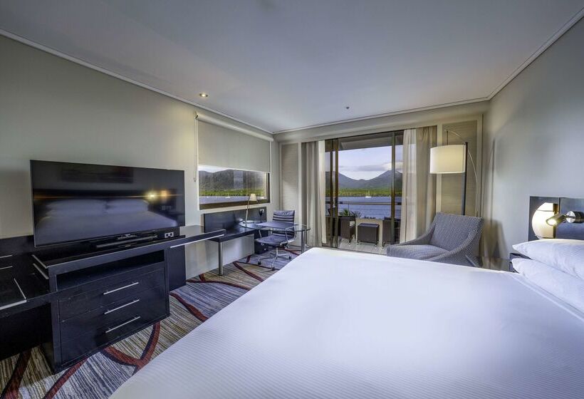 هتل Hilton Cairns