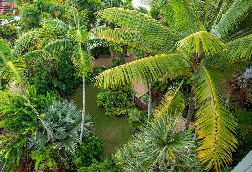 هتل Cairns Harbourside