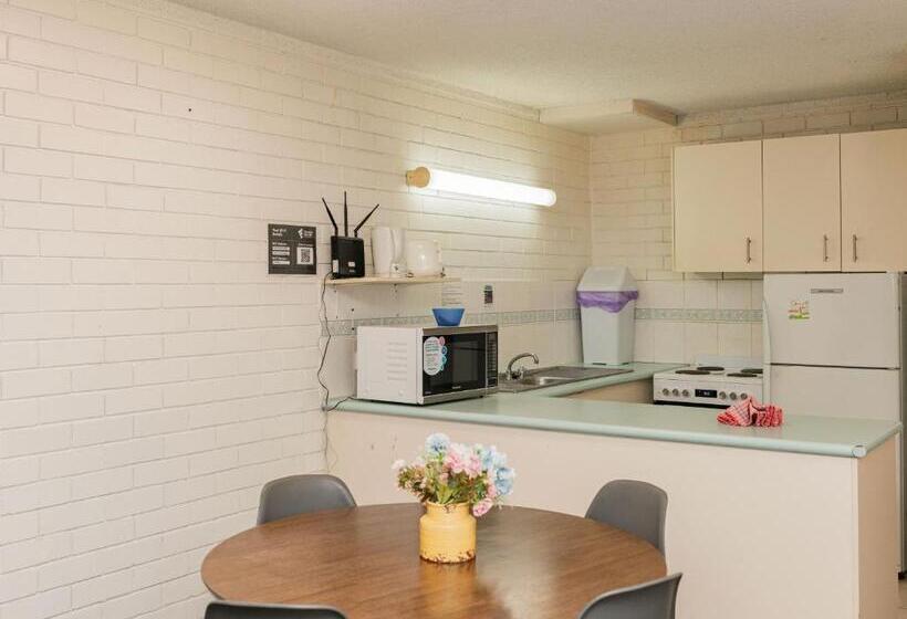 هتل Trickett Gardens Holiday Inn