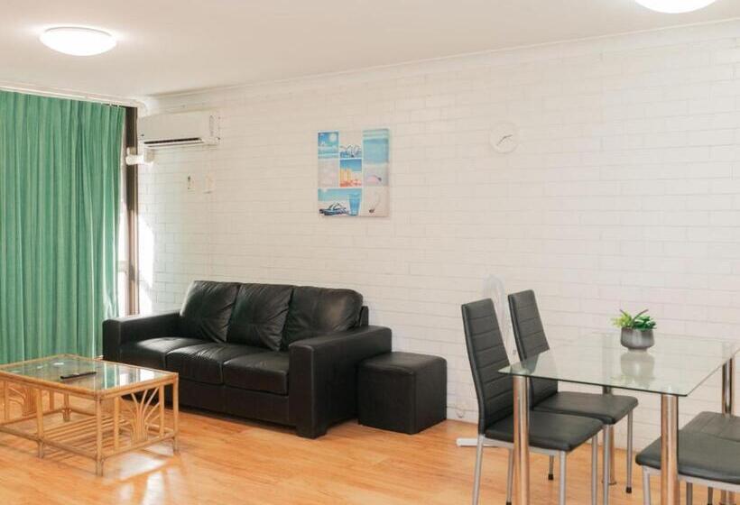 هتل Trickett Gardens Holiday Inn