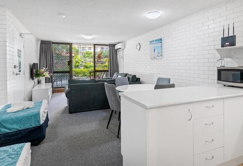 هتل Trickett Gardens Holiday Inn