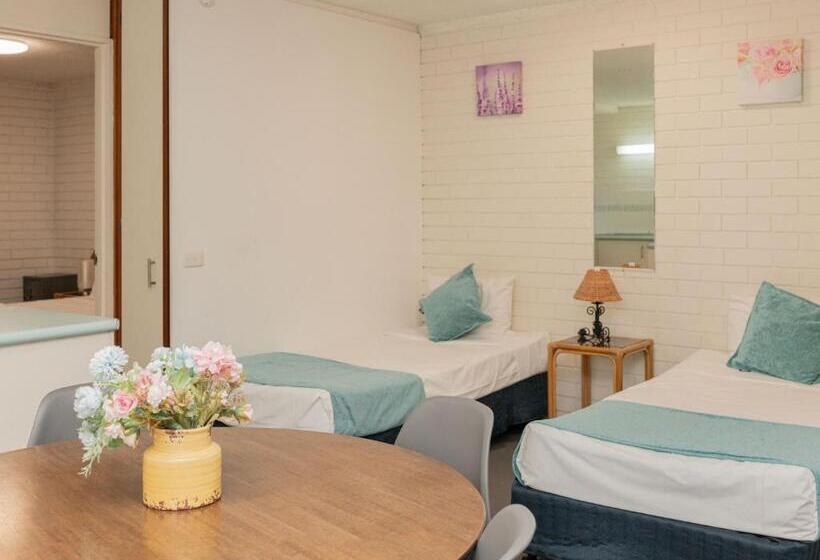 هتل Trickett Gardens Holiday Inn