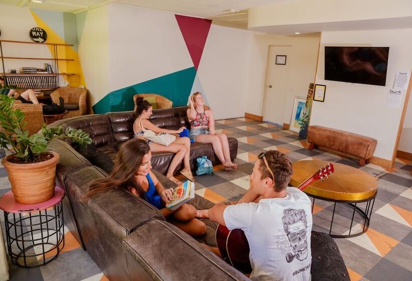 استراحتگاه Bunk Surfers Paradise International Backpacker Hostel