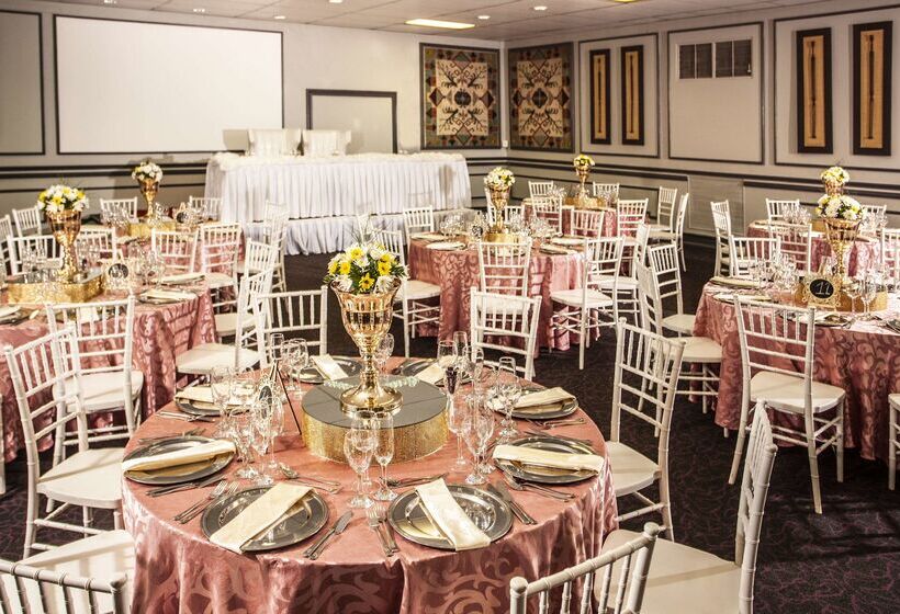 ホテル Avani Maseru