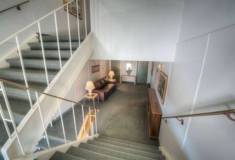 Hotel Claymore Inn And Suites