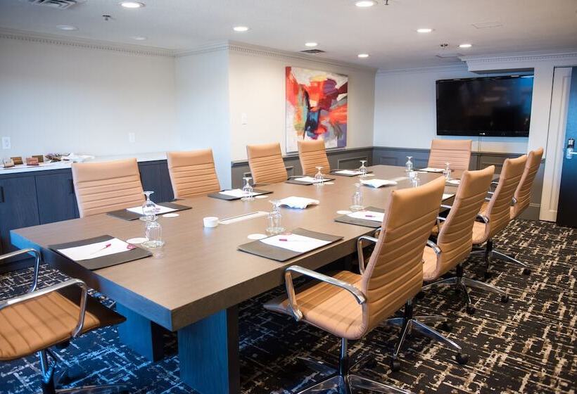 هتل Crowne Plaza Fredericton Lord Beaverbrook, An Ihg