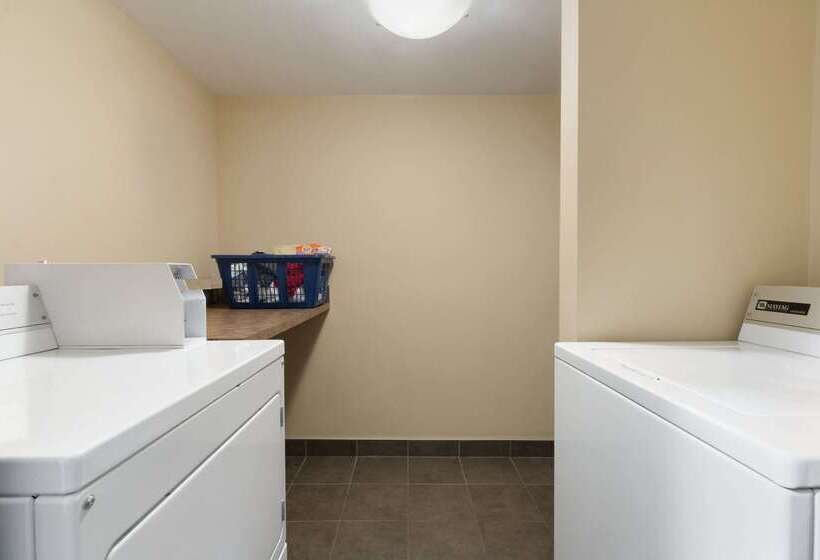 בית מלון כפרי Days Inn By Wyndham Calgary Northwest