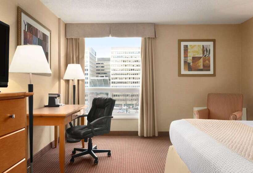 فندق Days Inn By Wyndham Edmonton Downtown