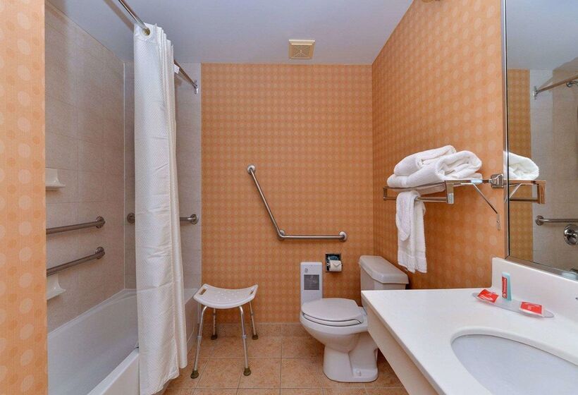 בית מלון כפרי Econo Lodge Inn & Suites University