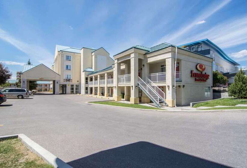 בית מלון כפרי Econo Lodge Inn & Suites University