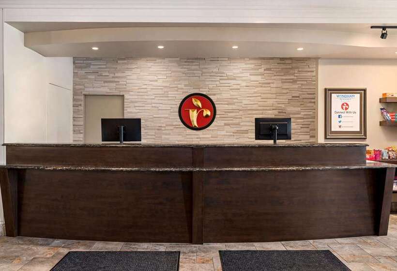 בית מלון כפרי Ramada By Wyndham Cornwall