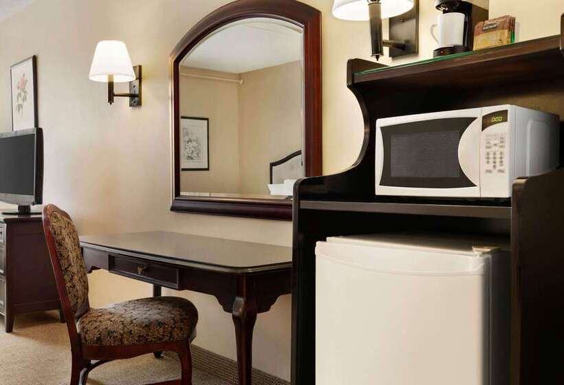 هتل Ramada By Wyndham Fredericton
