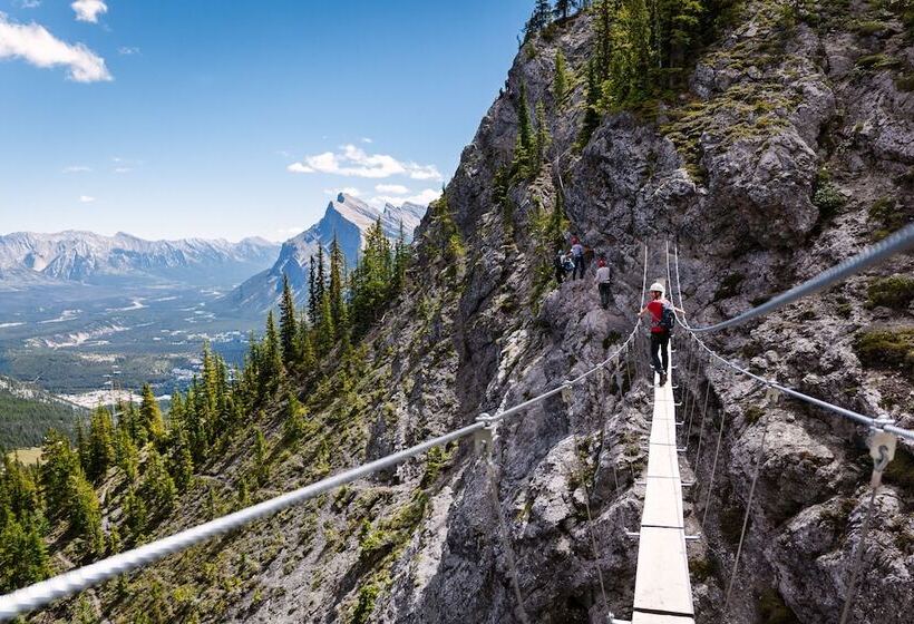 استراحتگاه Banff Park Lodge