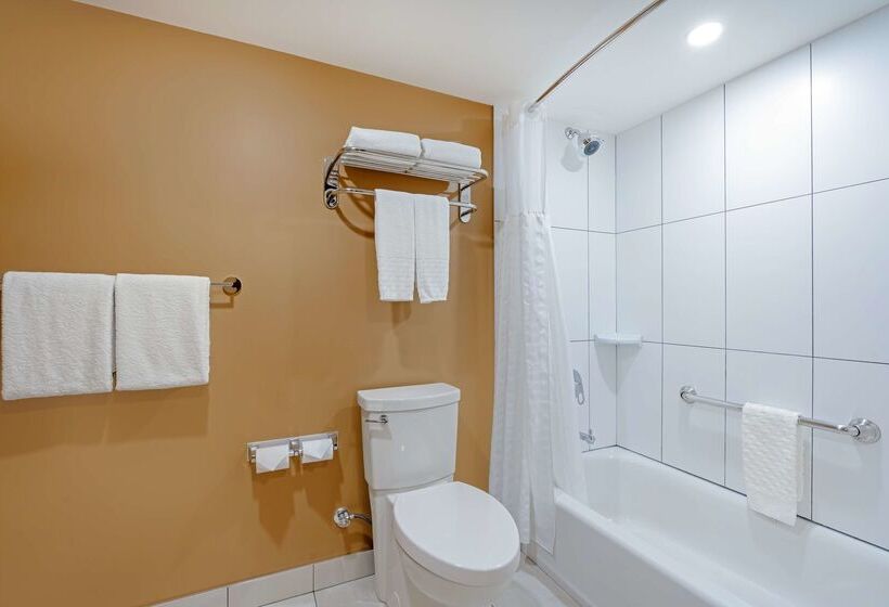 בית מלון כפרי Best Western Plus Emerald Isle
